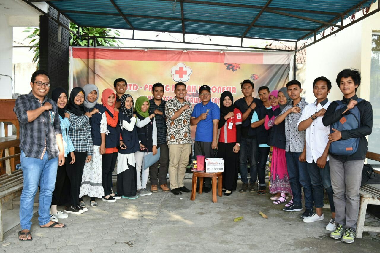 Tim KSR unit UTS beserta perwakilan PMI Kabupaten Sumbawa (Doddi/Fikom)
